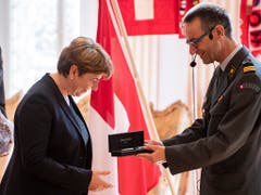 Ein Kugelschreiber für die Bundesrätin: Viola Amherd und SOG-Präsident Stefan Holenstein. (Bild: KEYSTONE/URS FLUEELER)