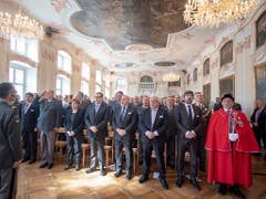 Strammstehen zur Landeshymne: Die Schweizerische Offiziersgesellschaft an ihrer Delegiertenversammlung im Grossen Saal des Klosters Einsiedeln. (Bild: KEYSTONE/URS FLUEELER)