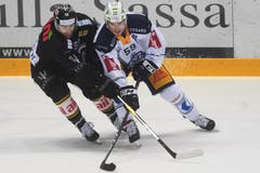 Duell zwischen Zugs Dario Simion (rechts) gegen Luganos Romain Löffel. (Bild: Alessandro Crinari / Keystone, Lugano, 16. März 2019)