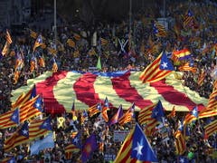 Katalanisches Fahnenmeer in Madrid: die Proteste gegen das Gerichtsverfahren gegen zwölf katalanische Separatistenführer hat am Samstag Madrid erreicht. (Bild: KEYSTONE/EPA EFE/J.J GUILLEN)