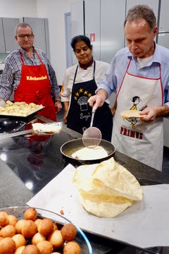 Papadums, Fladen aus Linsenmehl, selbst gemacht.