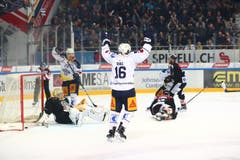 Raphael Diaz jubelt nach dem Tor von Sven Senteler (nicht im Bild). Albrecht hatte Lugano Torhüter Elvis Merzlikins entscheidend die Sicht genommen. (Bild: Marusca Rezzonico/freshfocus, Lugano, 16. März 2019)