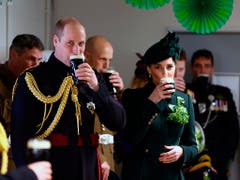 In London nahmen Prinz Harry und Herzogin Kate an einer Parade zum St. Patrick's Day teil und genossen hinterher ein Glas dunkles irisches Guiness. (Bild: KEYSTONE/AP PA/GARETH FULLER)