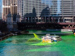 Der Chicago River wird jedes Jahr zum St. Patrick's Day grün eingefärbt. (Bild: KEYSTONE/AP Chicago Sun-Times/JAMES FOSTER)