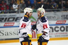 Waren am Siegtreffer entscheidend beteiligt: Johan Morant (rechts) und Verteidiger-Kollege Raphael Diaz. (Bild: Marusca Rezzonico/freshfocus, Lugano, 16. März 2019)