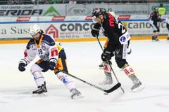 War gestern einmal mehr defensiv ein sicherer Wert: Zugs Verteidiger Dominik Schlumpf - hier gegen Luganos Lajunen. (Bild: Marusca Rezzonico/freshfocus, Lugano, 16. März 2019)