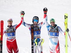 Der Österreicher Manuel Feller, Sieger Clément Noël und Daniel Yule bilden das letzte Podest der Saison (Bild: KEYSTONE/EPA/GUILLAUME HORCAJUELO)