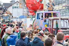 Aufwendig gestaltete Fasnachtswagen erfreuen das Publikum.