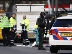 Nach einer Schiesserei in Utrecht ist die Terroreinheit der Polizei am Tatort. (Bild: KEYSTONE/EPA ANP/ROBIN VAN LONKHUIJSEN)