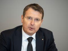 Der Aargauer SVP-Präsident Thomas Burgherr erläutert die Position der Partei zur Untersuchung im Departement von SVP-Regierungsrätin Franziska Roth. (Bild: KEYSTONE/URS FLUEELER)