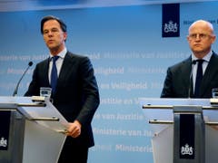 Der niederländische Ministerpräsident Mark Rutte (l.) bezeichnete die Schüsse in einer Strassenbahn in Utrecht als Anschlag. Rechts im Bild: Sicherheitsminister Ferd Grapperhaus. (Bild: KEYSTONE/AP/MICHAEL CORDER)