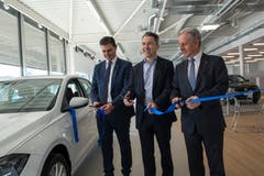 Am Dienstag, 19. März 2019, wurde der Betrieb offiziell eröffnet (von links): Amag-Managing-Director Mathias Gabler, Amag-Buchrain-Chef Michael Grossniklaus und Beat Struchen, Leiter Betriebsverbund Zentralschweiz bei der Amag eröffnen den neuen Betrieb. (Bild: Dominik Wunderli)