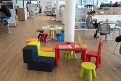 Sitzgelegenheiten für die Kunden von morgen im Showroom. (Bild: Dominik Wunderli, Buchrain 19. März 2019)