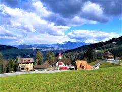 Einige Wolken und blauer Himmel über der Wallfahrtskirche Hergiswald. (Bild: Urs Gutfleisch, 19. März 2019)