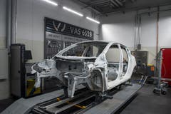 ...dort befindet sich auch der «Caroliner». Eine Richtbank, die Fahrzeuge mit einer Zugkraft von bis zu 10 Tonnen in die ursprüngliche Form zurückbringt. (Bild: Dominik Wunderli, Buchrain 19. März 2019)