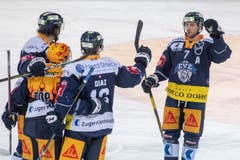 Die Zuger mit David McIntyre feiern das 1:0. (KEYSTONE/Urs Flüeler, 2. März 2019)