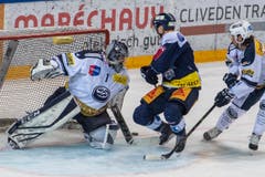 Carl Klingenberg, Mitte, im Spiel gegen Torhüter Benjamin Conz. (Bild: KEYSTONE/Urs Flüeler, 2. März 2019)