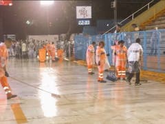 Helfer in Rio versuchten, die Tribünenstrasse Sambódromo, auf der die Karnevals-Parade stattfindet, von den Wassermassen zu befreien. (Bild: Präfektur Rio de Janeiro)