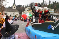 Lund 2000 Personen besuchten den Umzug in Zell. Die beiden Damen in der Gondel hatten besonders gute Plätze. (Bild: Josef Bürli, Zell, 2. März 2019)