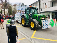 Die Spitze des St.Jörgler Fasnachtsumzugs: Die Dekoration des Traktors spielt auf die binäre Uhr am Hauptbahnhof an.