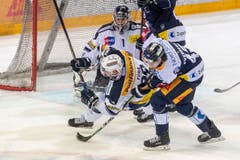 Dennis Everberg, rechts, von Zug im Spiel gegen Michael Fora, links, von Ambri. (Bild: KEYSTONE/Urs Flüeler, 2. März 2019)