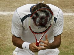3. Juli 2005: Bis zum 30. Titel - gegen Andy Roddick in Wimbledon - dauert es weniger als ein Jahr (Bild: KEYSTONE/AP POOL, REUTERS/KEVIN LAMARQUE)