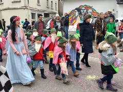 Schneewittchen und eine Riesenschar Zwerge am Samstagnachmittag unterwegs in St.Georgen. (Bilder: Christina Weder-Bruderer - 2. März 2019)