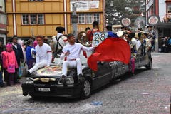 Oder mit der selbst gebauten Stretchlimousine der Gugge Quöllfrösch.