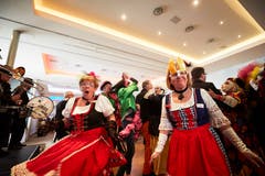 Her mit den Tanzpartnern! Rund 400 Personen feierten im Casino Luzern die Seniorenfasnacht. (Bild: Jakob Ineichen, Luzern, 2. März 2019)