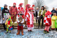 Die Fasnächtler spriessen wie die Pilze aus dem Boden. (Bild: Patrick Hürlimann, Zug, 02. März 2019)