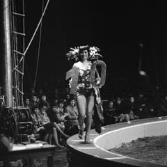 Ein Nummerngirl im Einsatz, aufgenommen am 17. März 1961 in Rapperswil. (Bild: Keystone /Str)