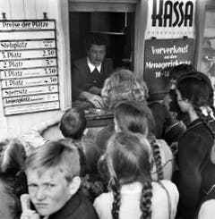 An der Kasse des Zirkus Knie herrscht vor einer Vorstellung im April 1944 Grossandrang. (Bild: Keystone /Str)