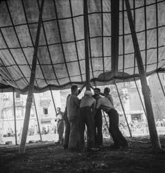 Auf der Sechseläutenwiese beim Bellevue in Zürich wird am 17. August 1941 das Zelt aufgebaut. (Bild: Keystone /Str)