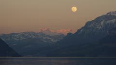 Mondaufgang über dem Muotatal mit letzten Sonnenstrahlen und der Buochser-Bucht. Das fahle Licht ist durch die Bisentendenz entstanden. (Bild: Christian Hählen, Buochs, 20. März 2019)