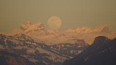 Mondaufgang über dem Muotatal mit letzten Sonnenstrahlen. Das fahle Licht ist durch die Bisentendenz verursacht worden. (Bild: Christian Hählen, Buochs, 20. März 2019)