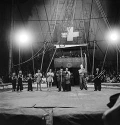 Clows und Kinderclowns in der Manege, aufgenommen am 30. Juni 1943 in Bern. (Bild: Keystone /Str)