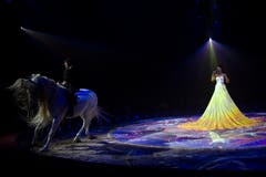 Geraldine Knie und Saengerin Nubya während ihrem Auftritt an der Premiere zur 100-Jahre-Jubiläumstournee des Circus Knie in Rapperswil (SG), am Donnerstag, 21. März 2019. (Bild: Keystone/Melanie Duchene)