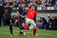 Der Schweizer Bastien Toma (rechts) gegen die Kroaten Mario Cuze und Bruno Goda. (Bild: Andy Müller / Freshfocus, Kriens, 22. März 2019)