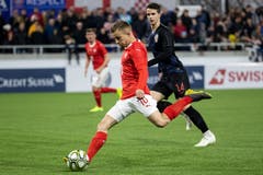 Schuss des Schweizers Nedim Bajrami (links), Kroatiens Ivan Lepinjica kommt zu spät. (Bild: Alexandra Wey / Keystone, Kriens, 22. März 2019)
