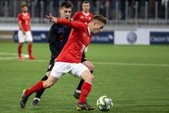 Kampf um den Ball: Der Schweizer Petar Pusic (vorne) gegen Kroatiens Nikola Krajinovic. (Bild: Alexandra Wey / Keystone, Kriens, 22. März 2019)