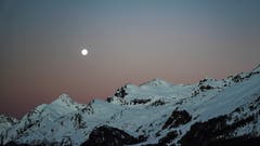Mond in der Morgendämmerung über dem Engadin. (Bild: Stefan Kunz, Sils Maria, 22. März 2019)