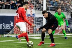 Der Schweizer Ruben Vargas (links) passt, Kroatiens Luka Hujber versucht noch einzugreifen. (Bild: Alexandra Wey / Keystone, Kriens, 22. März 2019)