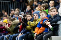 Schüler verfolgen die Partie. (Bild: Alexandra Wey / Keystone, Kriens, 22. März 2019)