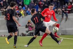 Der Schweizer Ruben Vargas (rechts) im Laufduell mit dem Kroaten Mario Cuze. (Bild: Andy Müller / Freshfocus, Kriens, 22. März 2019)