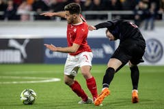 Der Schweizer Bastien Toma (links) wird vom Kroaten Dino Halilovic zurückgehalten. (Bild: Alexandra Wey / Keystone, Kriens, 22. März 2019)