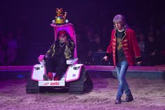 Duo "Ballance" während ihrem Auftritt an der Premiere zur 100-Jahre-Jubiläumstournee des Circus Knie in Rapperswil (SG), am Donnerstag, 21. März 2019. (Bild: Keystone/Melanie Duchene)