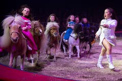 Chanel Marie Knie während ihrem Auftritt an der Premiere zur 100-Jahre-Jubiläumstournee des Circus Knie in Rapperswil (SG), am Donnerstag, 21. März 2019. (Bild: Keystone/Melanie Duchene)