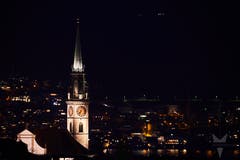 Das Bild zeigt den Chamer Kirchturm und die Stadt Zug im Hintergrund. (Bild: Lars Fuchs, Cham, 22. März 2019)