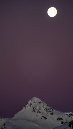 Morgendlicher Vollmond über dem Piz Lunghin. (Bild: Stefan Kunz, Sils Maria, 22. März 2018)