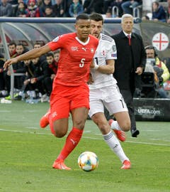 Manuel Akanji, Note 5: Gewinnt jedes Laufduell in der Defensive. Hervorragende Spielauslösung. Souverän von Anfang bis Ende. (Bild: AP Photo/Shakh Aivazov, Tiflis, 23. März 2019)